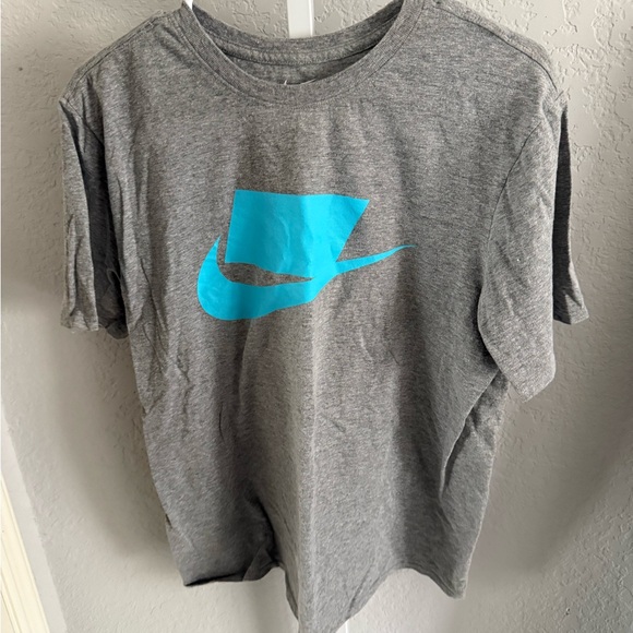 Nike Gray Men’s Tee with Aqua Graphic - Picture 1 of 3